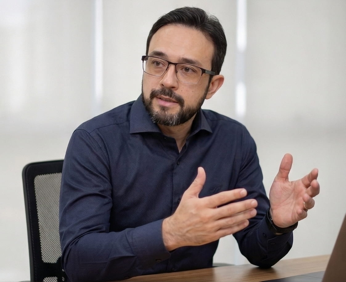 Especializado em saúde mental aplicada a contextos de alto desempenho profissional.
